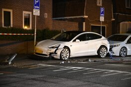 Auto raakt van weg en ramt peperdure Tesla's in Hilversum