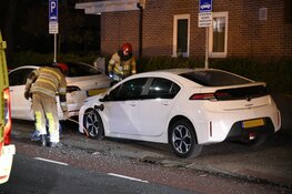 Auto raakt van weg en ramt peperdure Tesla's in Hilversum