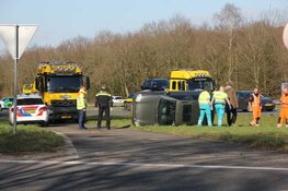 Auto op z'n kant bij ongeval Eemnes