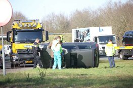 Auto op z'n kant bij ongeval Eemnes