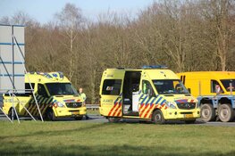 Auto op z'n kant bij ongeval Eemnes