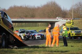 Auto op z'n kant bij ongeval Eemnes