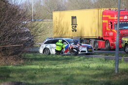 Auto op z'n kant bij ongeval Eemnes