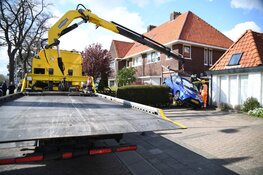 Automobilist rijdt per ongeluk achteruit en komt met voertuig vast in heg te zitten