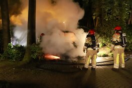 Lichaam aangetroffen in brandende pick-up voor villa