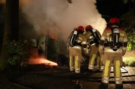 Lichaam aangetroffen in brandende pick-up voor villa