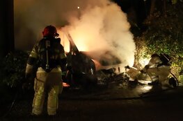 Lichaam aangetroffen in brandende pick-up voor villa
