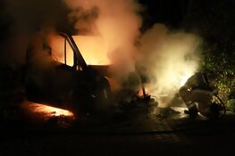 Lichaam aangetroffen in brandende pick-up voor villa