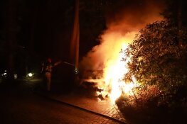 Lichaam aangetroffen in brandende pick-up voor villa