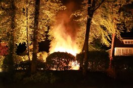 Lichaam aangetroffen in brandende pick-up voor villa