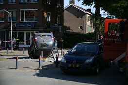 Auto belandt op zijn kop bij ongeval in Hilversum