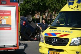 Auto belandt op zijn kop bij ongeval in Hilversum