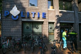 Man valt van gevel van voormalig politiebureau Hilversum