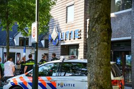 Man valt van gevel van voormalig politiebureau Hilversum