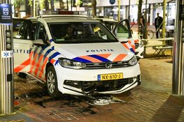 Politieauto botst op inzinkbare paal in Hilversum