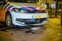 Politieauto botst op inzinkbare paal in Hilversum