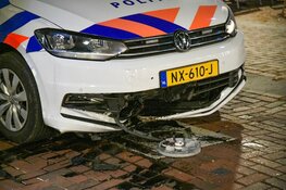 Politieauto botst op inzinkbare paal in Hilversum