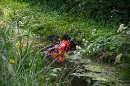 Motorfiets in de sloot na botsing met auto in Kortenhoef