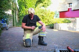 Eendje verstrikt geraakt in afwateringsput Loosdrecht