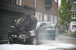 Auto ontbrandt tijdens rijden in Hilversum