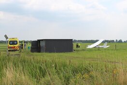 Zweefvliegtuig maakt noodlanding: twee gewonden