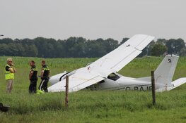 Zweefvliegtuig maakt noodlanding: twee gewonden