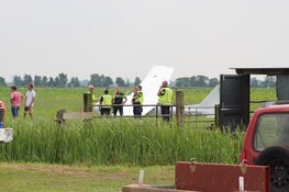 Zweefvliegtuig maakt noodlanding: twee gewonden