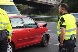 Botsing op A1 bij Naarden, bestuurders met de schrik vrij