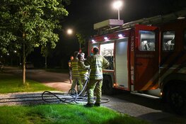 Bewoners voorkomen dat brandende heg overslaat naar schuur