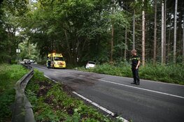 Auto raakt van de weg net buiten Hilversum