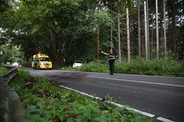 Auto raakt van de weg net buiten Hilversum