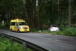 Auto raakt van de weg net buiten Hilversum