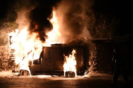 Brandende bestelbus zorgt voor veel schade in Hilversum