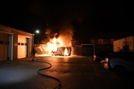 Brandende bestelbus zorgt voor veel schade in Hilversum