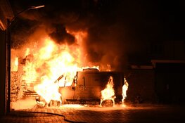 Brandende bestelbus zorgt voor veel schade in Hilversum