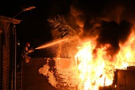 Brandende bestelbus zorgt voor veel schade in Hilversum