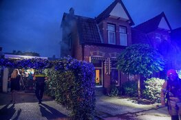 Korte felle brand onder carport van woning in Hilversum