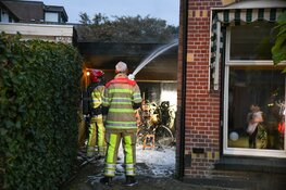 Korte felle brand onder carport van woning in Hilversum