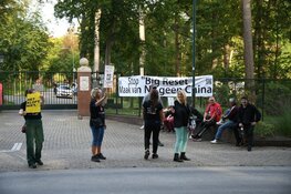 Demonstranten bij het hek van Landgoed De Zwaluwenberg tegen coronapaspoort
