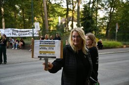 Demonstranten bij het hek van Landgoed De Zwaluwenberg tegen coronapaspoort