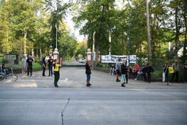 Demonstranten bij het hek van Landgoed De Zwaluwenberg tegen coronapaspoort