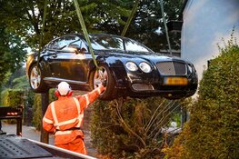 Bestuurder Bentley trapt per ongeluk gas in, auto belandt in heg in Hilversum