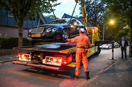 Bestuurder Bentley trapt per ongeluk gas in, auto belandt in heg in Hilversum