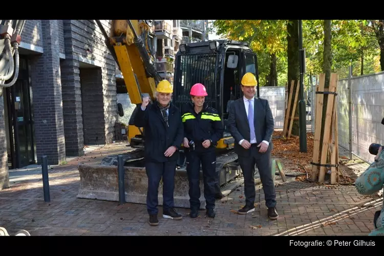 Burgemeester neemt &#39;hap&#39; uit politiebureau