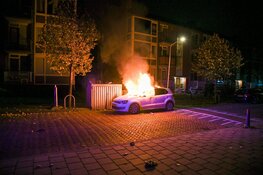 Auto door brand verwoest, vermoedelijk brandstichting